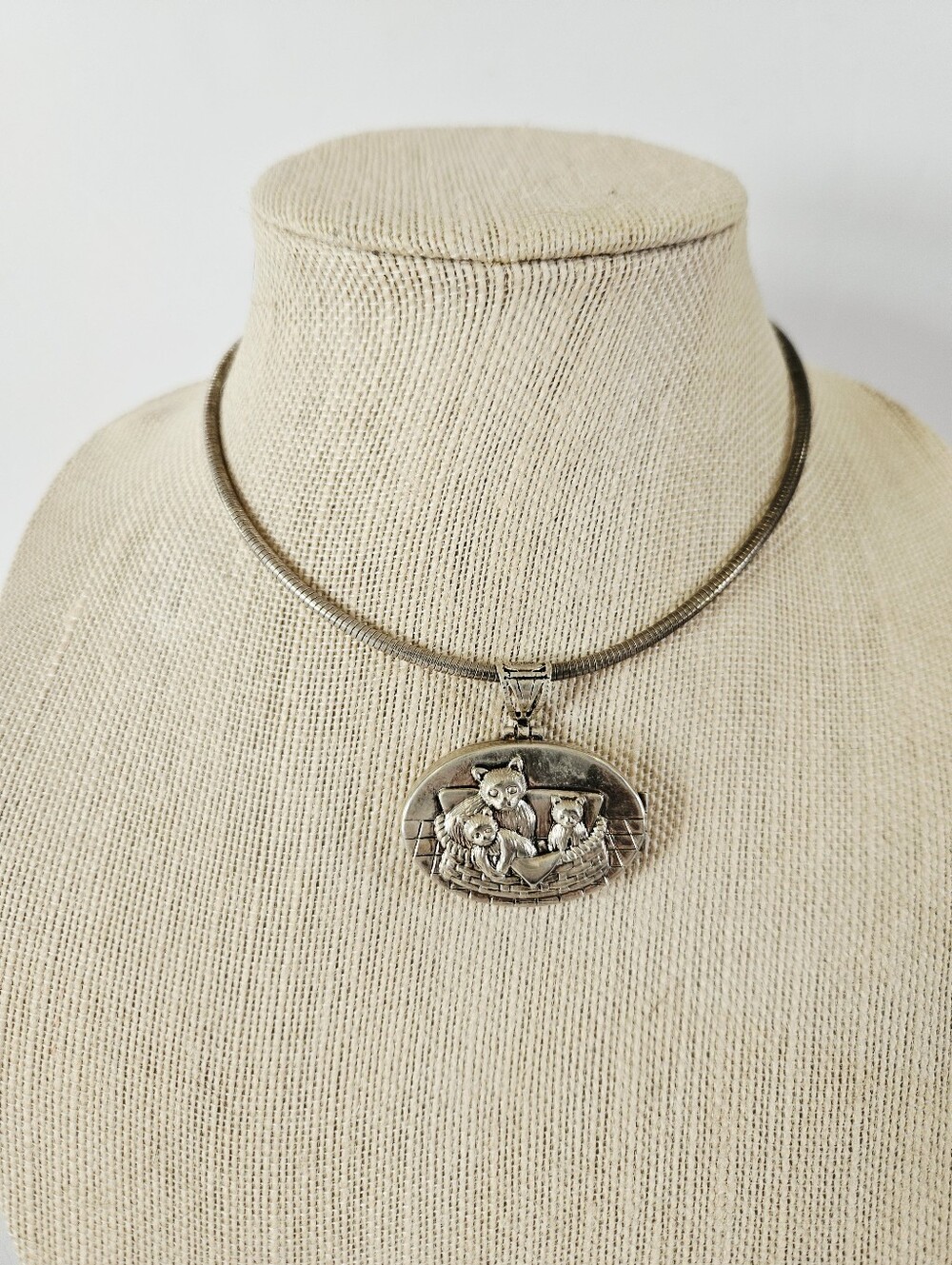 Vintage Best Silver Tone Oval Locket Kitten Cat Keepsake Photo Pendant Necklace